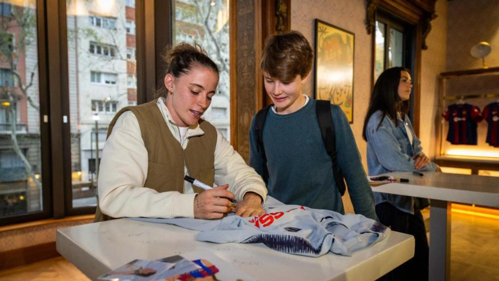 Ona Batlle le firma una camiseta a una fan del Barça
