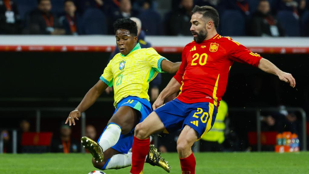 Endrick lucha por el balón con Dani Carvajal en el España-Brasil