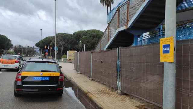 Servicio de taxi gratuito para cruzar la C-31 de Gavà tras el cierre del puente de la Pava