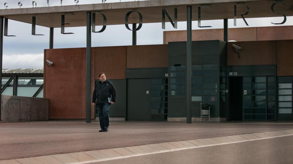 El líder de ERC, Oriol Junqueras, condenado a 13 años de cárcel por sedición y malversación en la sentencia del 'procés', en el exterior de la puerta del Centro Penitenciario Lledoners