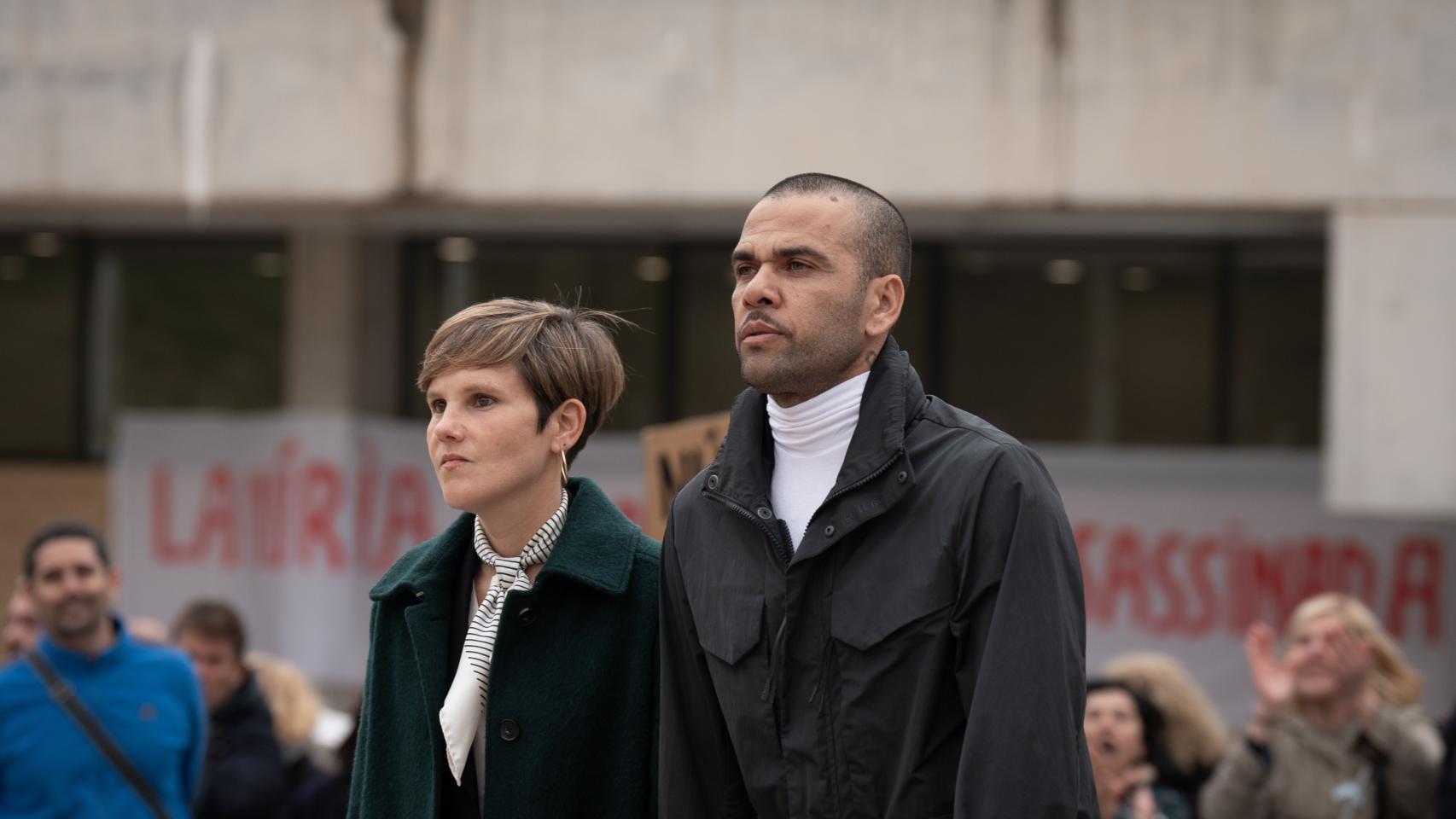 Dani Alves sale de prisión, junto a su abogada, Inés Guardiola, tras pagar un millón de euros de fianza