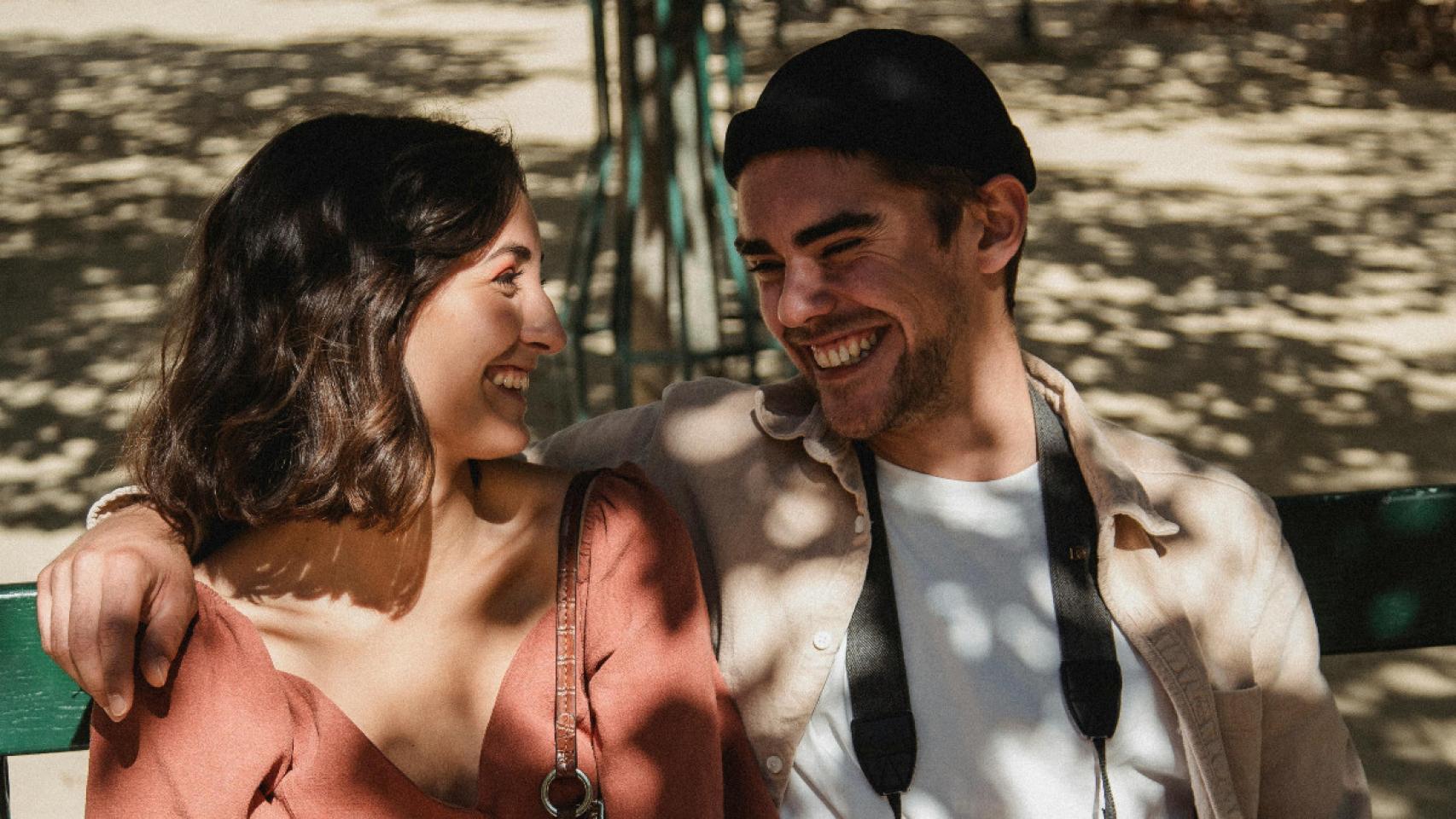 Imagen de archivo de una pareja hablando y sonriendo
