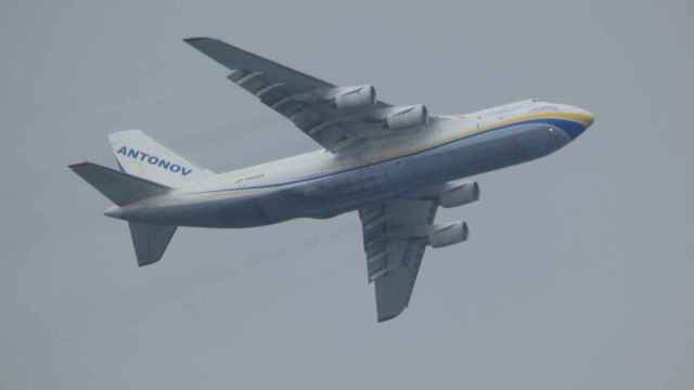 El avión más grande del mundo aterrizando en el Prat de Llobregat