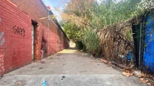 El pasaje que atraviesa el B-9 okupado