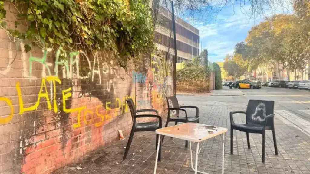 Sillas todavía organizadas en lo que la noche anterior fue un botellón callejero