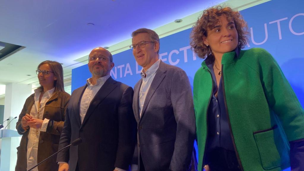 El líder del PP, Alberto Núñez Feijóo (di), junto al cabeza de lista del partido en Cataluña, Alejandro Fernández (2d), su jefa de campaña, Dolors Montserrat (d), y la vicesecretaria organización, Carmen Fúnez