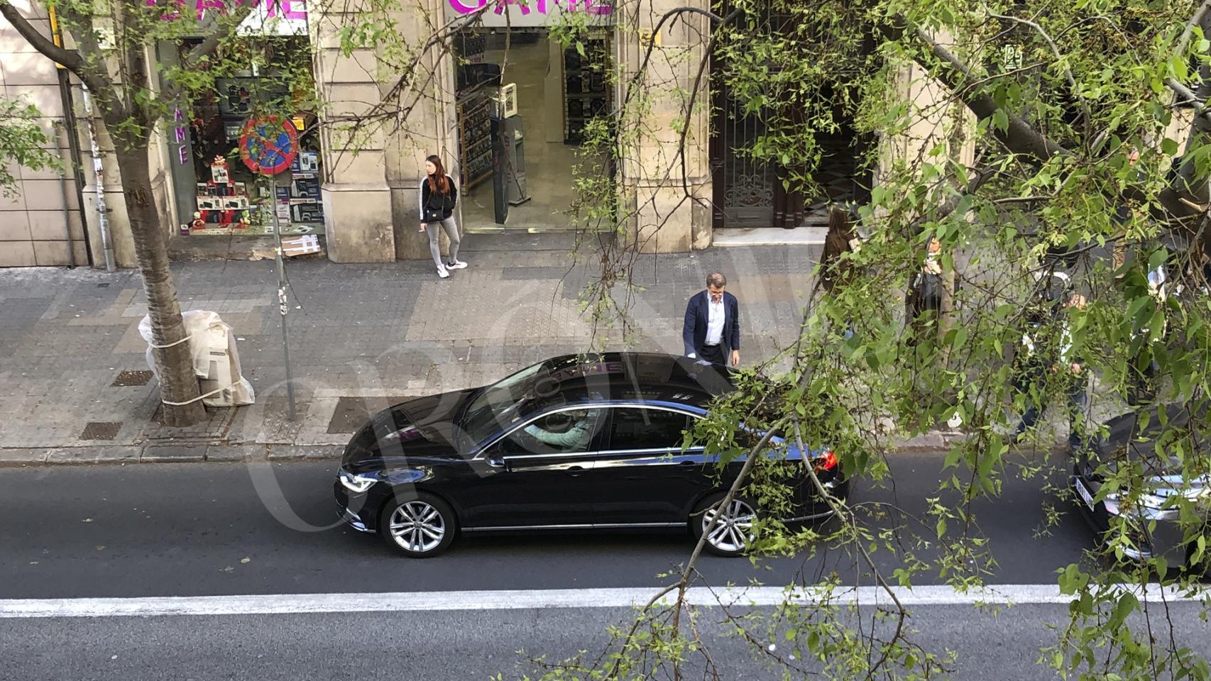 El presidente del PP, Alberto Ñúñez Feijóo, saliendo del restaurante gallego La Penela de Barcelona