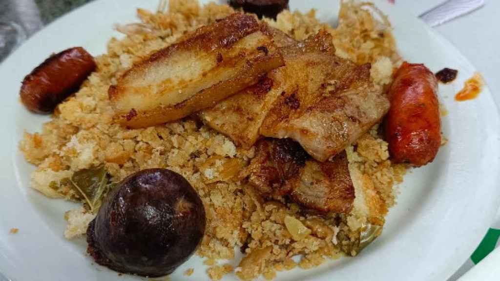 Un plato de migas extremeñas del restaurante Bar Oliva de Barcelona