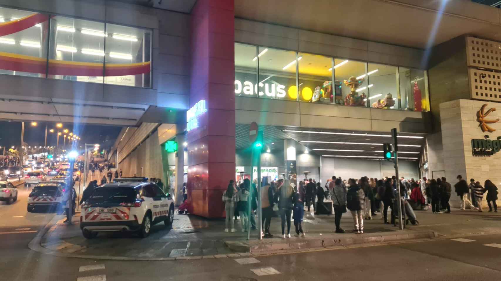 Cierran el Màgic de Badalona tras escucharse dos detonaciones