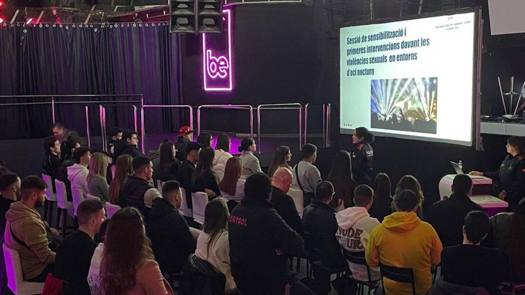 Imagen de los trabajadores de una discoteca durante una charla con los Mossos d'Esquadra