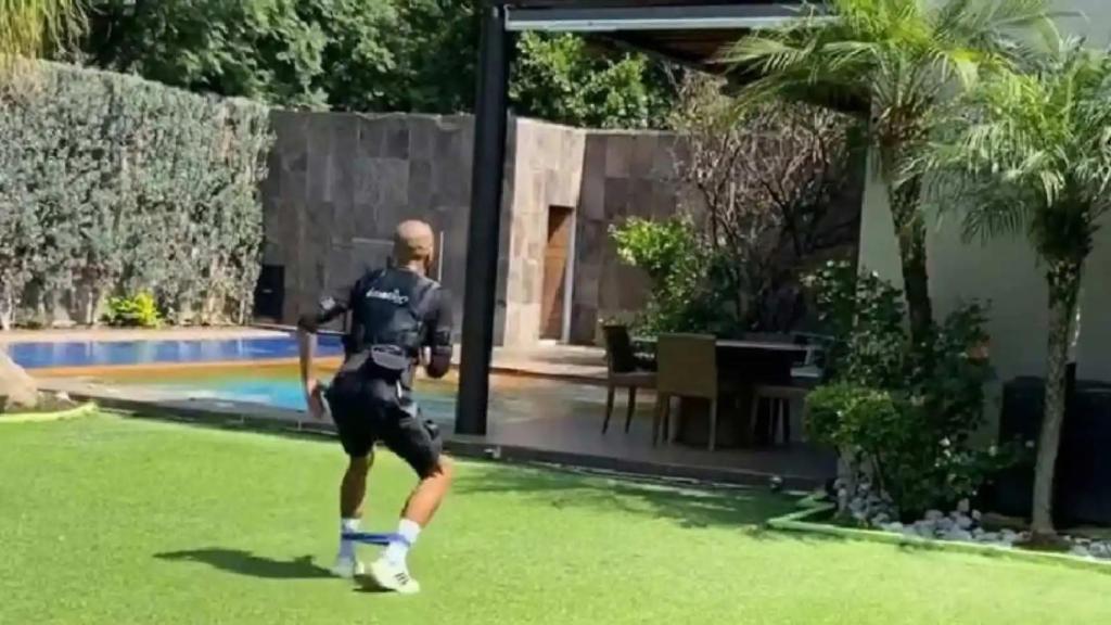 Dani Alves, durante un entrenamiento en su mansión en Barcelona