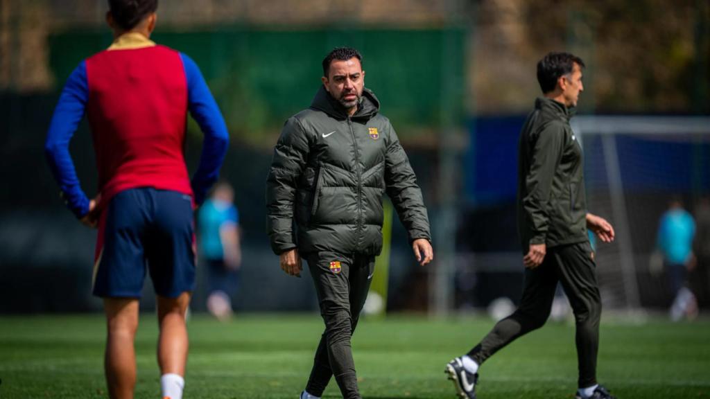 Xavi Hernández dirige un entrenamiento del Barça