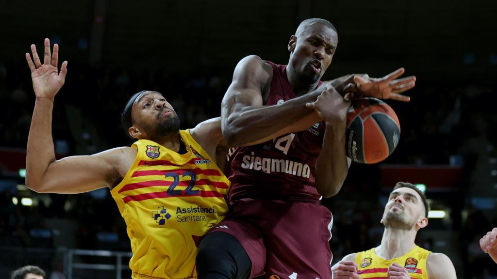 Jabari Parker disputa el balón contra un jugador del Bayern Múnich