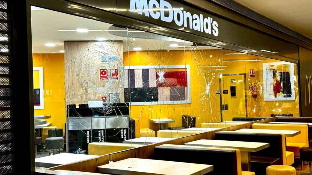El escaparate del Mcdonalds del Màgic de Badalona tras el ataque con un hacha
