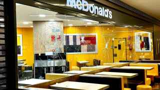 El escaparate del Mcdonalds del Màgic de Badalona tras el ataque con un hacha