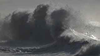 Olas gigantes en la playa de Gavà