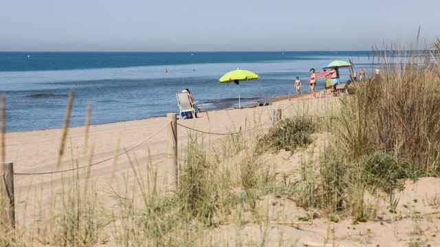 Bañistas en la playa de Gavà