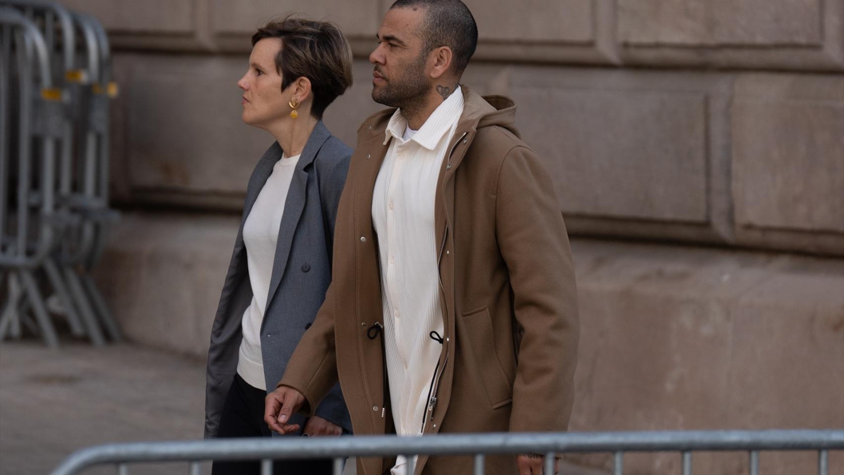 El exfutbolista Dani Alves y su abogada, Inés Guardiola, a su llegada a la Audiencia de Barcelona