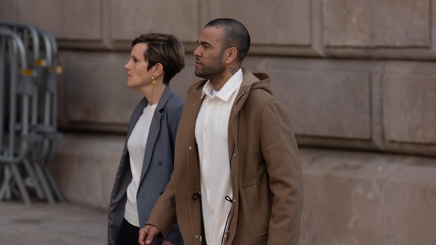 El exfutbolista Dani Alves y su abogada, Inés Guardiola, a su llegada a la Audiencia de Barcelona