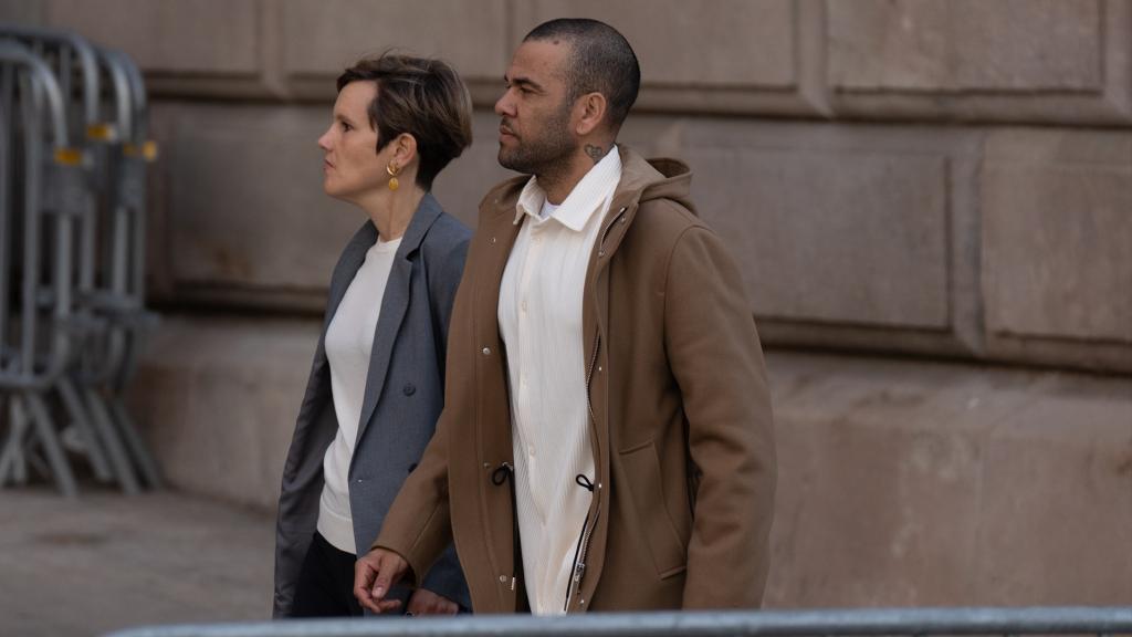 El exfutbolista Dani Alves y su abogada, Inés Guardiola, a su llegada a la Audiencia de Barcelona