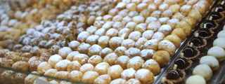 Buñuelos de viento en una pastelería