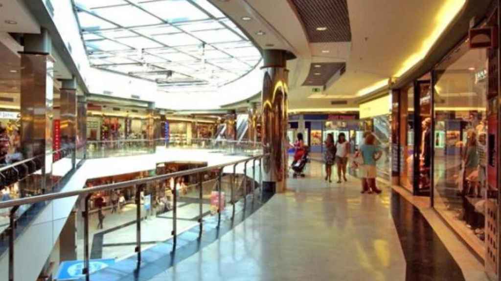 Interior del centro comercial Ànec Blau