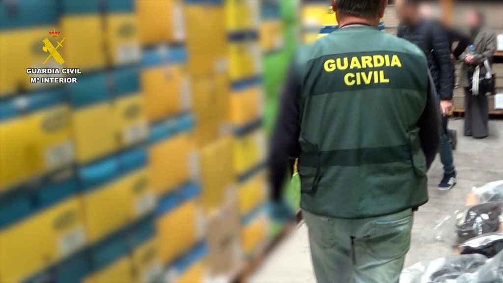 Agente de la Guardia Civil durante la operación