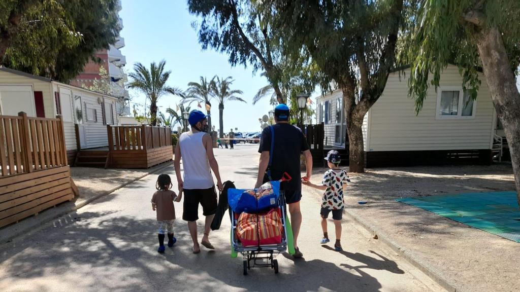 Familia de vacaciones en el camping de Coma-ruga
