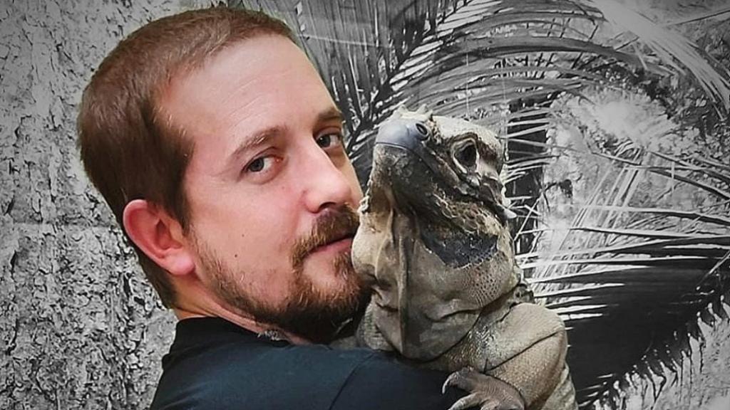 Xavi Inés, posa con una de sus iguanas