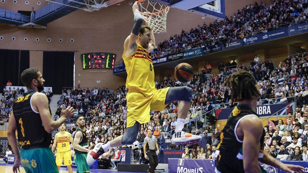 La espectacular canasta de Jan Vesely en el partido contra el Obradoiro