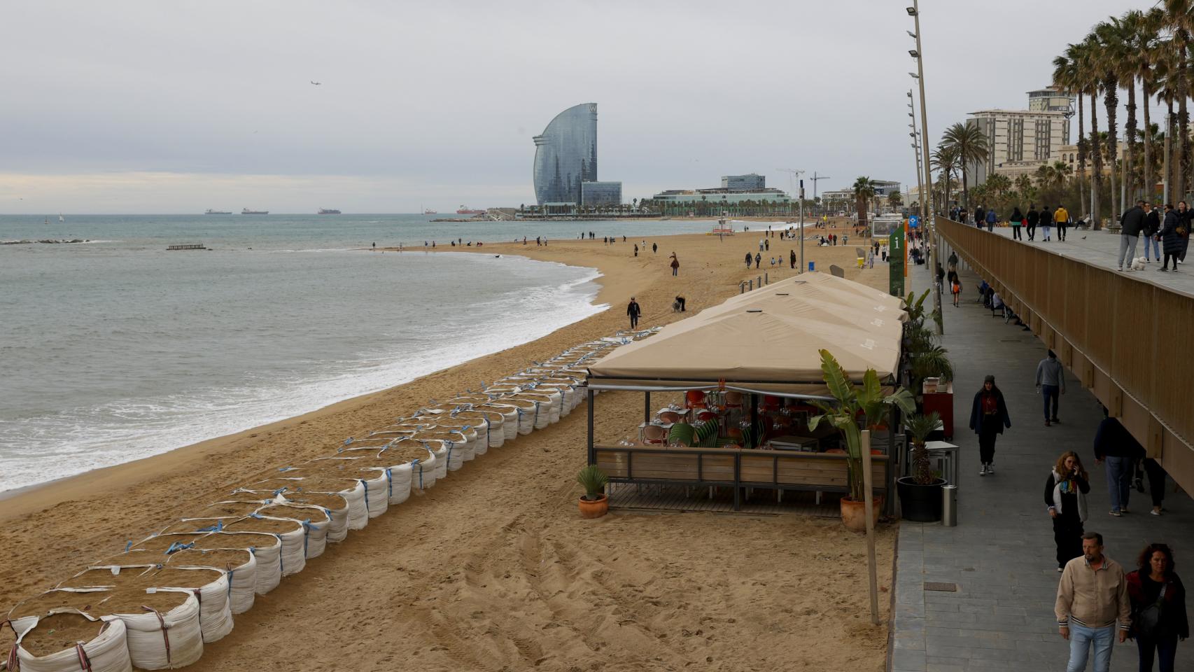 Imagen de la playa de la Barceloneta en Barcelona tras 'Nelson'