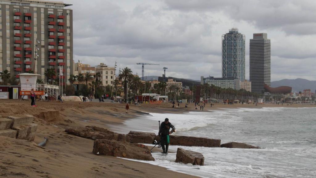 La playa de Sant Sebastià, en Barcelona, tras la borrasca Nelson