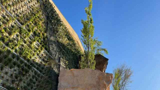 Bosque vertical con árboles en suspensión en Barcelona