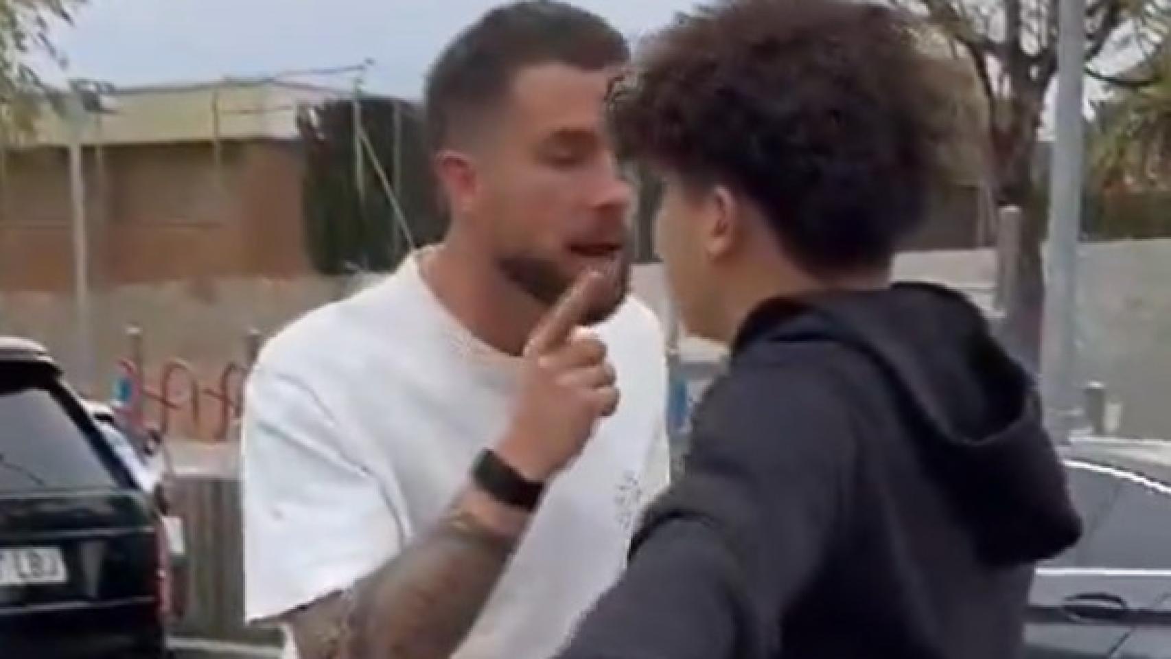 Iñigo Martínez se engancha con un 'tiktoker' a la salida de un entrenamiento con el Barça