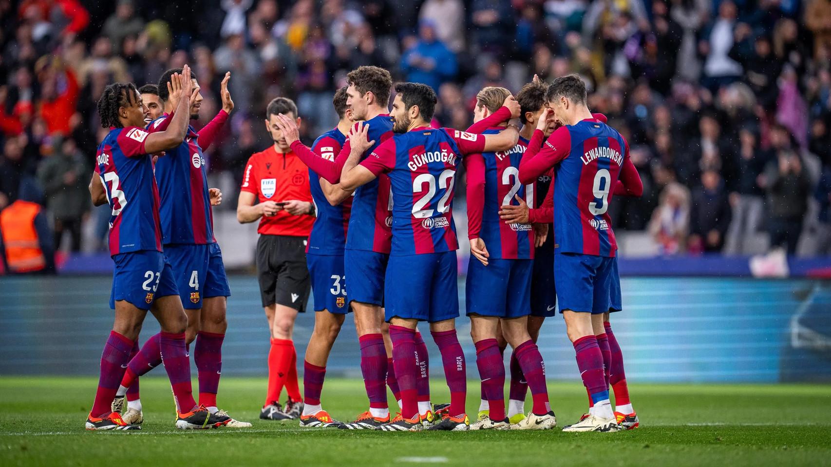 Los futbolistas del Barça festejan una victoria en Montjuïc contra el Getafe