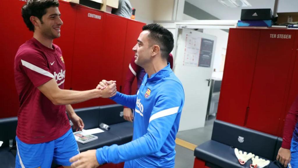 Sergi Roberto saluda a Xavi Hernández después de su fichaje como entrenador del Barça