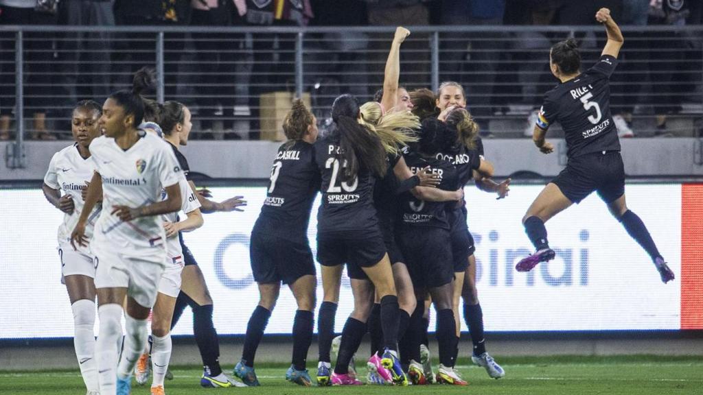 Las jugadoras del Angel City FC celebran un triunfo en la NWSL