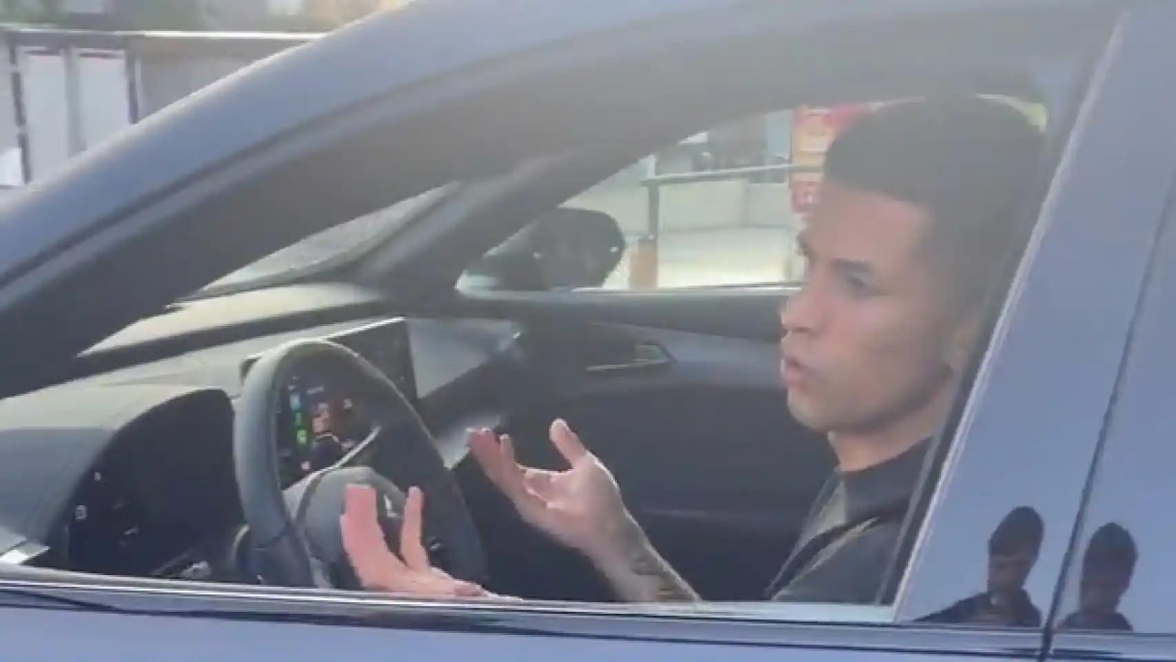 El cabreo de Joao Cancelo con unos fans del Barça a la salida del entrenamiento