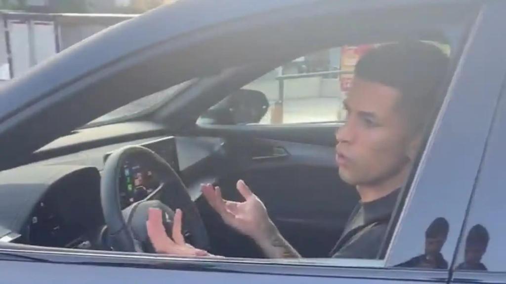 El cabreo de Joao Cancelo con unos fans del Barça a la salida del entrenamiento