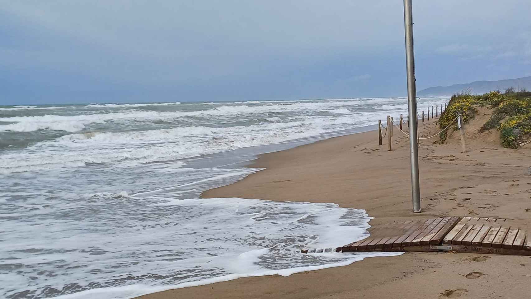 La playa de Gavà afectada por la borrasca