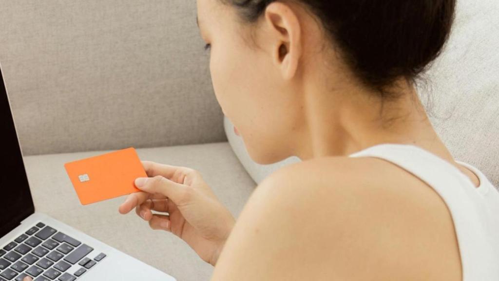 Una miujer realizando un pago por internet | PEXELS
