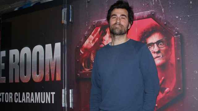 El actor Borja Espinosa junto a una imagen promocional de Escape Room 2