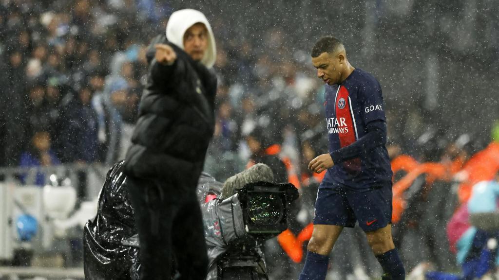 Kylian Mbappé se marcha sustituido, cabizbajo, en el partido del PSG contra el Marsella