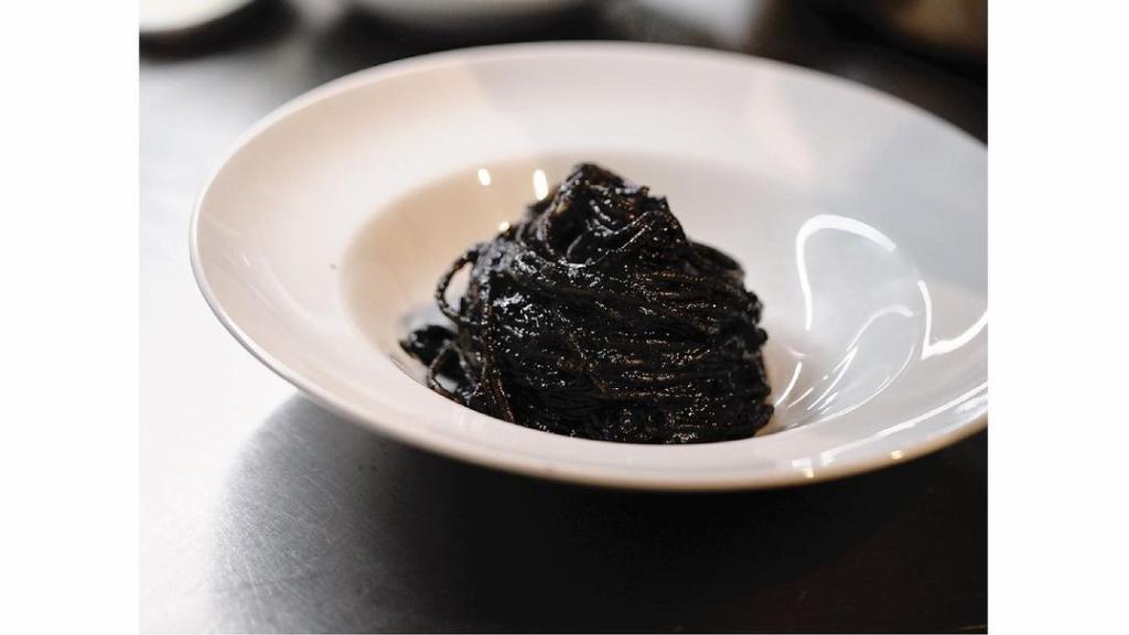 Un plato spaghetti negro