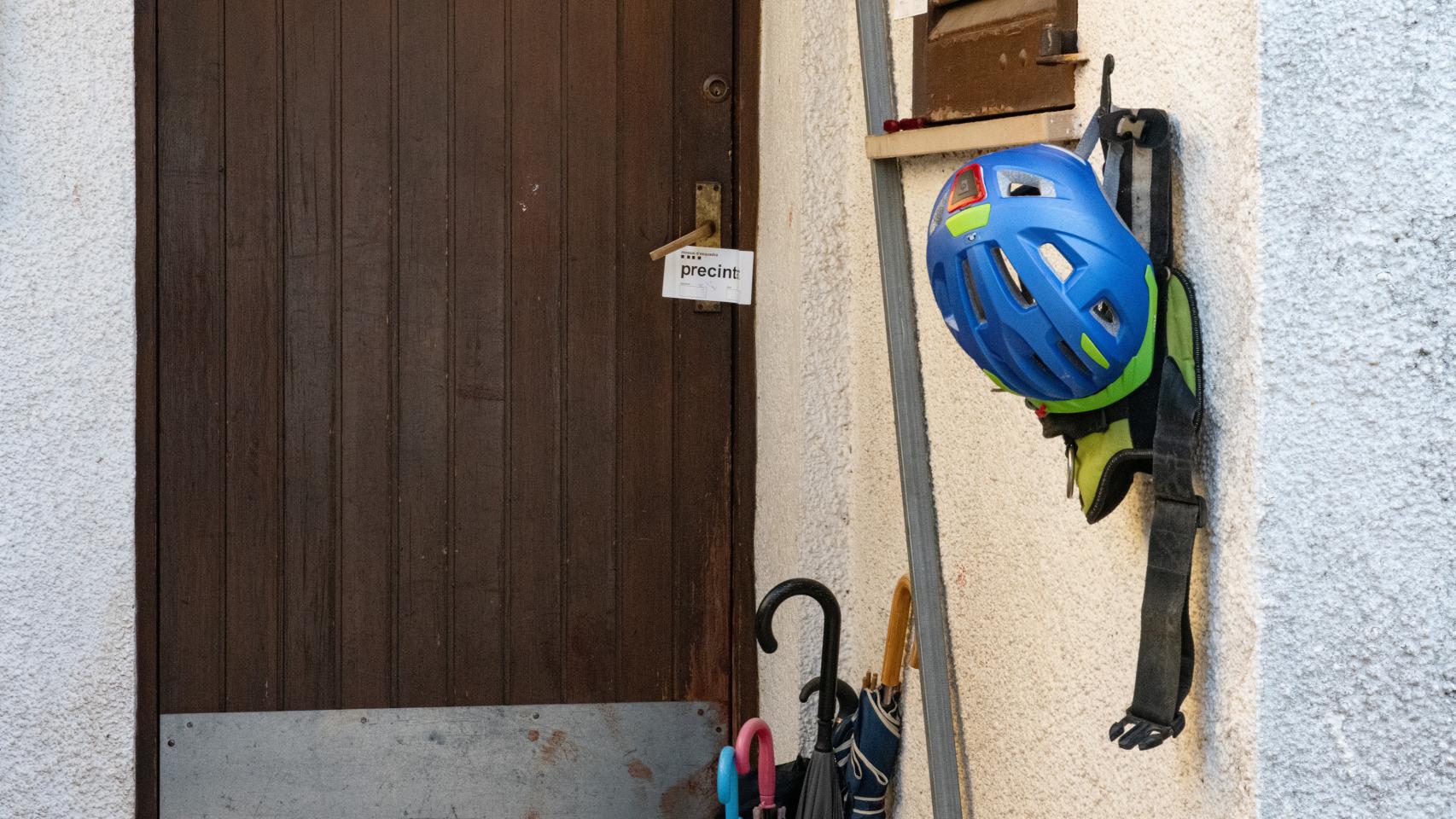 Exterior de la casa tras el levantamiento del cordón policial, a 3 de abril de 2024, en Bellcaire d'Empordà, Girona