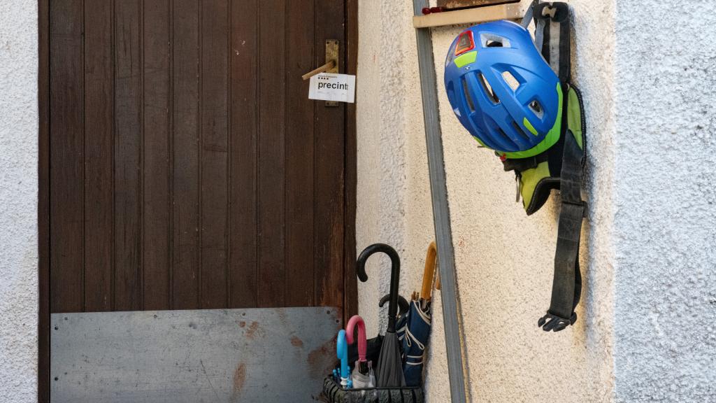Exterior de la casa tras el levantamiento del cordón policial, a 3 de abril de 2024, en Bellcaire d'Empordà, Girona