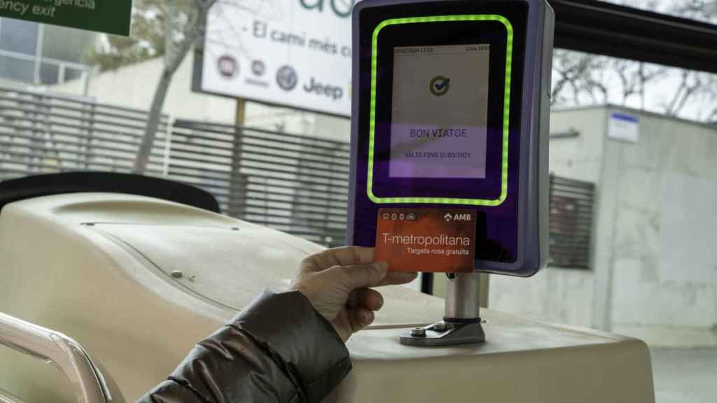 Una dona utilitzant la nova T-Metropolitana en un bus de Barcelona