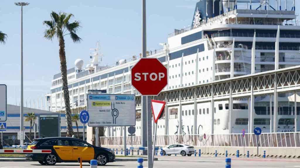 Un crucero amarrado en el Port de Barcelona