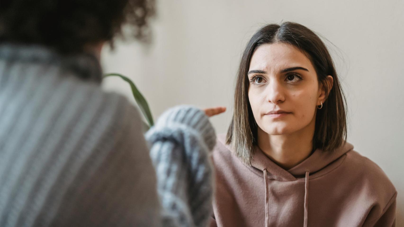 Imagen de archivo de una persona recriminándole algo a otra