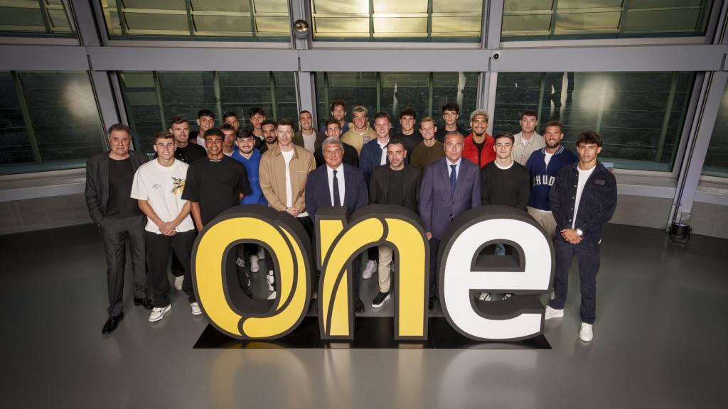 Joan Laporta, junto a los jugadores del primer equipo, en la presentación de Barça One